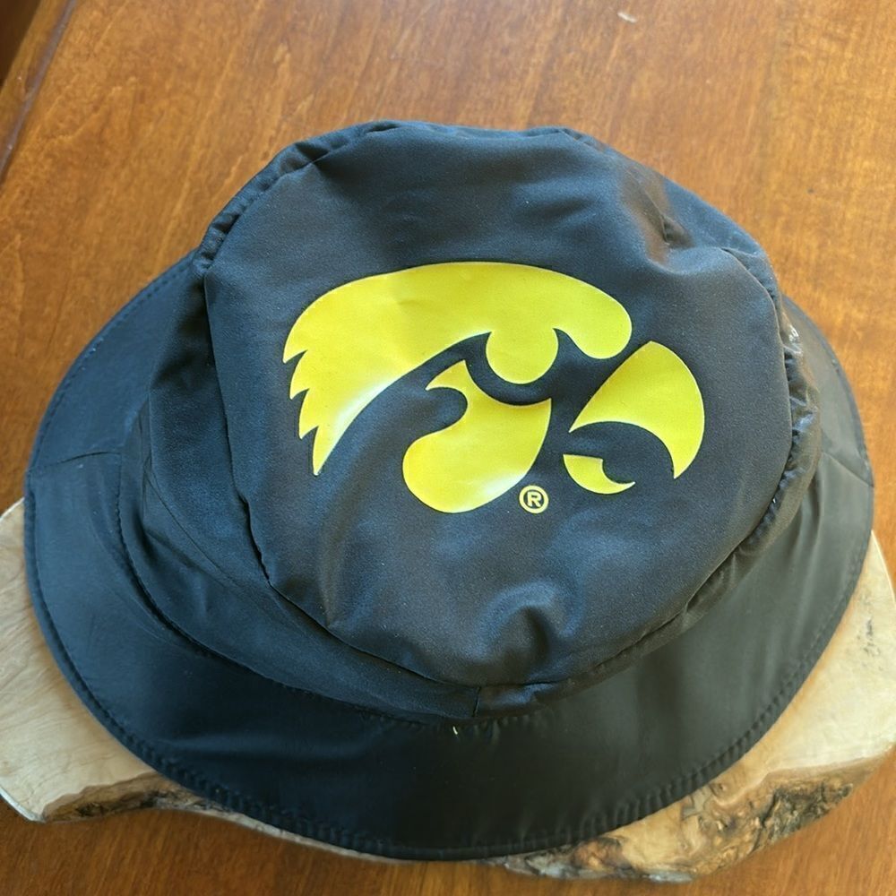 Iowa Hawkeyes Nylon Reversible Bucket Hat - Picture 2 of 5